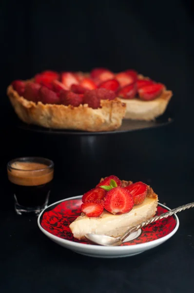Sliced strawberry cake — ストック写真