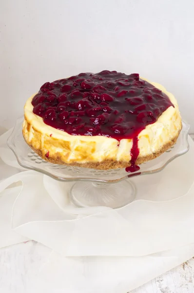 Cheesecake com molho de cereja — Fotografia de Stock