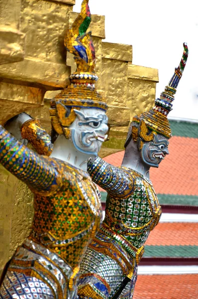 Riesenstatue mit Pagode in wat phra kaew, bangkok — Stockfoto