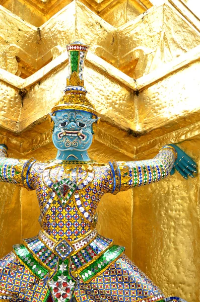 Riesenstatue mit Pagode in wat phra kaew, bangkok — Stockfoto