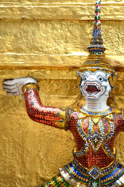 Estatua gigante con pagoda en Wat Phra Kaew, Bangkok — Foto de Stock