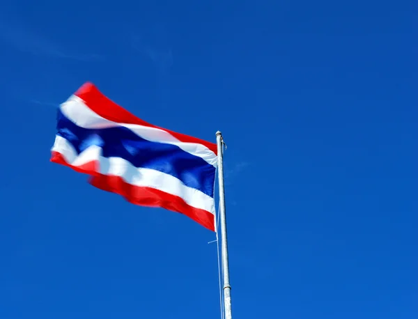 Thailandia bandiera nazionale sopra il cielo blu chiaro — Foto Stock