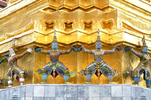 Magnifika gyllene stupa, wat phra kaew, bangkok — Stockfoto