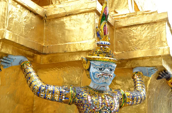 Reusachtige standbeeld met pagode in wat phra kaew, bangkok — Stockfoto