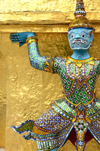 Estátua gigante com pagode em Wat Phra Kaew, Bangkok — Fotografia de Stock