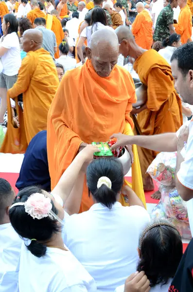 L'aumône du matin offerte aux moines — Photo