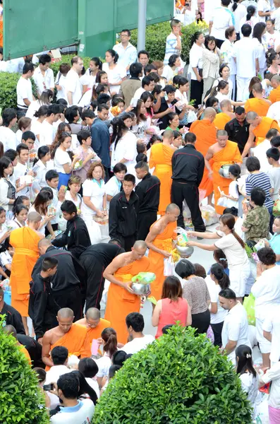 Morgonen allmosor-erbjudande till munkar — Stockfoto