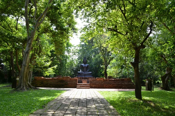 Uma réplica de Buda no jardim — Fotografia de Stock