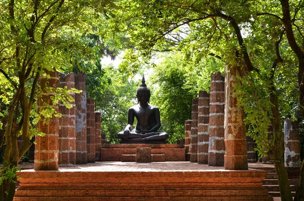 Eine Nachbildung des Buddha im Garten — Stockfoto