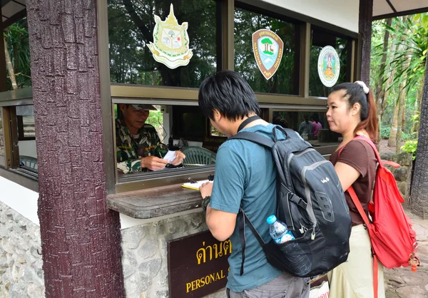 Klättrare på phu kradueng trail — Stockfoto