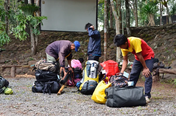 Porter on Phu Kradueng trail — Stock Photo, Image