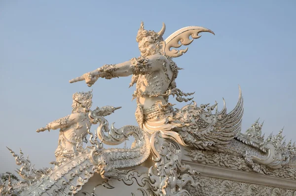 Bílé obří socha, wat rong khun, chiang rai, Thajsko — Stock fotografie