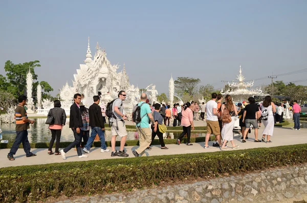 CHIANGRAI, THAILANDIA - MAR 2: Viaggiatori non identificati visitano Wat Rong Khun un un famoso tempio bianco nella Thailandia settentrionale il 2 marzo 2014 a Wat Rong Khun, Chaingrai, Thailandia . — Foto Stock