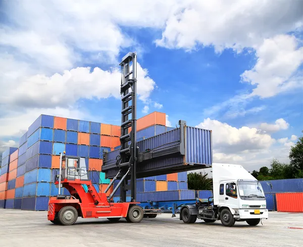 Conteneurs de fret empilés dans la zone de stockage avec ciel bleu — Photo