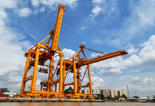 Lastfartyg i hamnen med blå himmel — Stockfoto