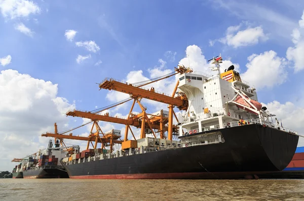 Nave da carico al porto con cielo blu — Foto Stock