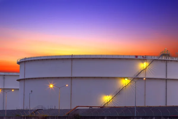 Duże zbiorniki przemysłowe chemiczne w rafinerii w zmierzchu — Zdjęcie stockowe