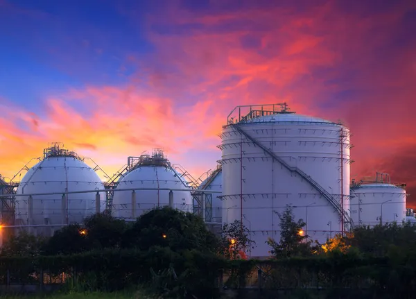 Grote industriële olietanks in een raffinaderij in schemerlicht — Stockfoto