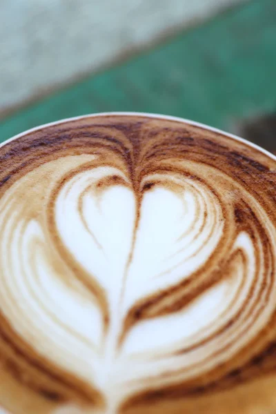 Primer plano café capuchino en la mesa —  Fotos de Stock