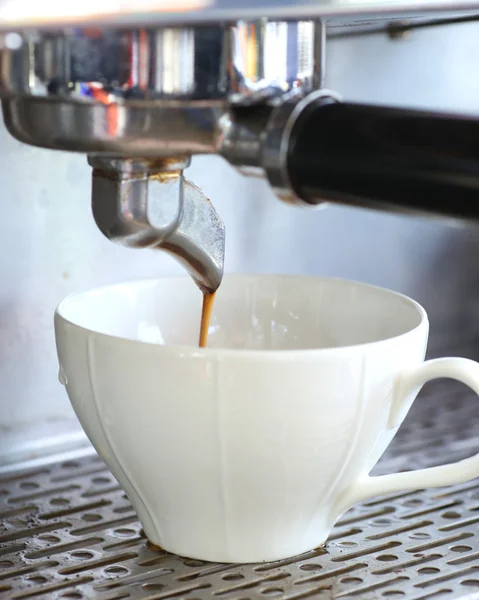 Bherrees omhoog bereidt espresso koffie machine — Stockfoto