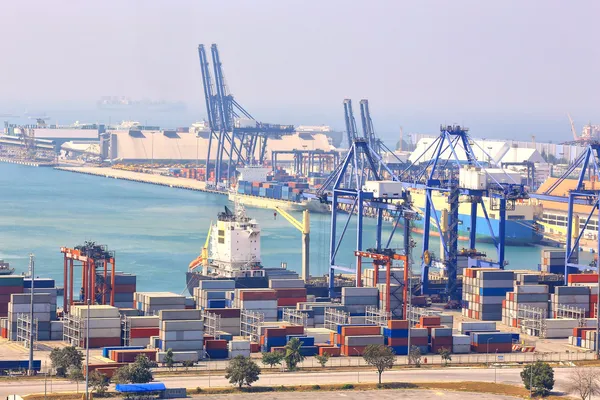 Navio de carga de contêiner com ponte de guindaste de trabalho em shipya — Fotografia de Stock