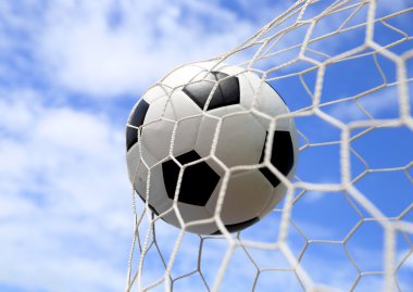 Futbol topu mavi gökyüzü üzerinde net