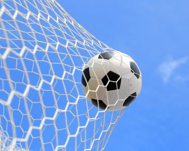 Futbol topu mavi gökyüzü üzerinde net