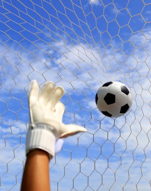 ulaşan net ile topu için futbol kaleci'nın elleri ve sk