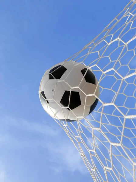 Pallone da calcio in rete su cielo blu — Foto Stock