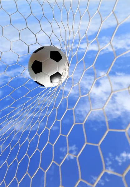 Pallone da calcio in rete su cielo blu — Foto Stock