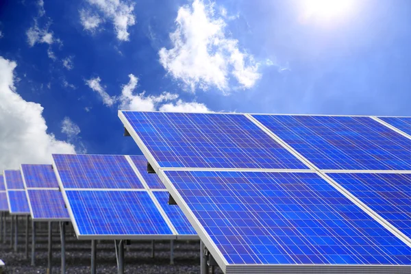 Central eléctrica que utiliza energía solar renovable con cielo azul — Foto de Stock