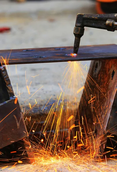 Corte de chapa de aço por máquina de gás — Fotografia de Stock
