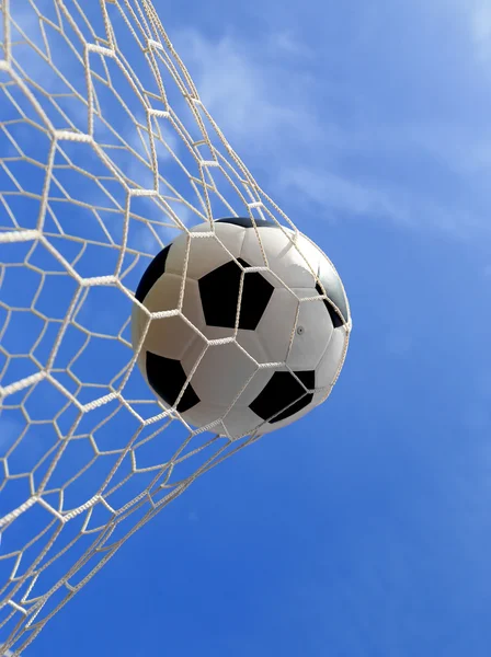 नीले आकाश पर जाल में फुटबॉल गेंद — स्टॉक फ़ोटो, इमेज
