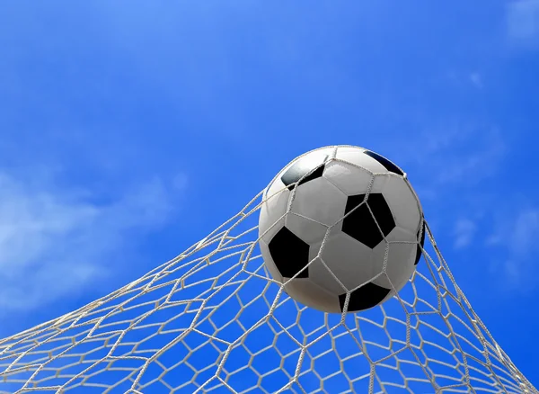 Pallone da calcio in rete su cielo blu — Foto Stock