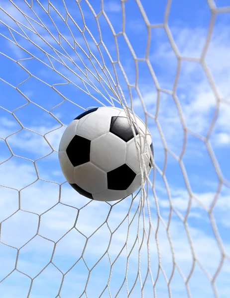 Pallone da calcio in rete su cielo blu — Foto Stock