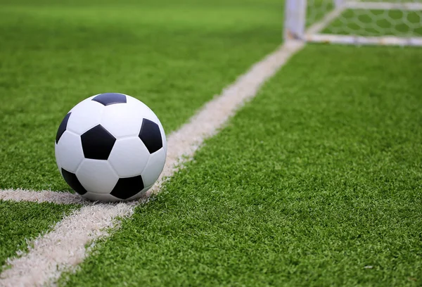 Fútbol fútbol en Goal net con campo de hierba verde — Foto de Stock