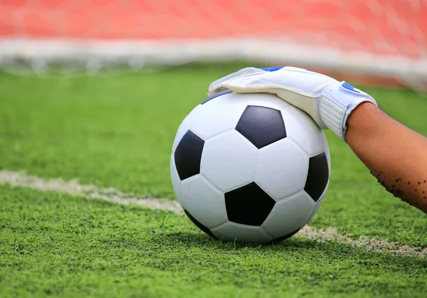 Mãos de goleiro de futebol alcançando a bola — Fotografia de Stock