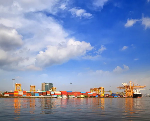 Kargo gemisi liman mavi gökyüzü ile ulaşım için — Stok fotoğraf