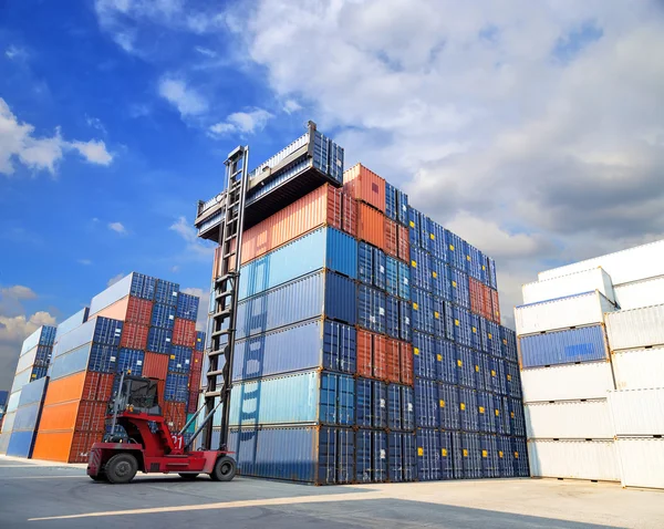 Vorkheftruck omgaan met het vak container — Stockfoto