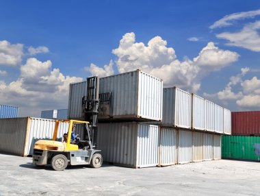 Tersanenin konteyner kutu taşıma forklift