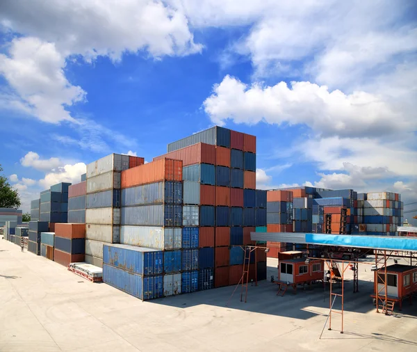 Containers vak stapelen op locatie voor vervoer bij check — Stockfoto