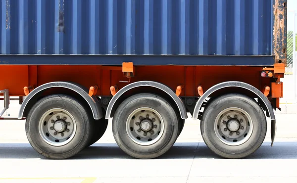 Camion avec conteneur bleu dans l'endroit d'expédition — Photo