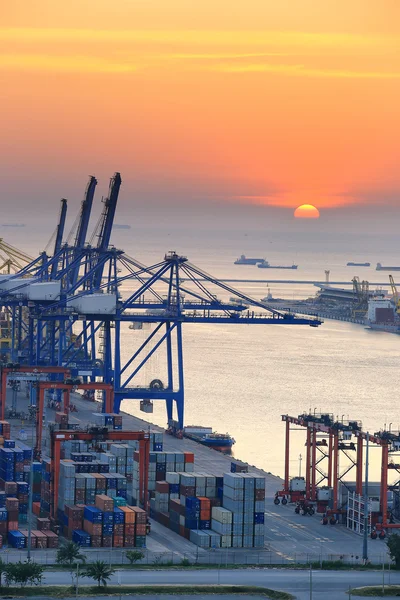 Industriële container lading vrachtschip met kraan bridg werken — Stockfoto