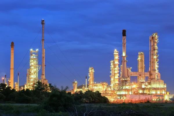 Refinaria de petróleo no céu crepúsculo — Fotografia de Stock