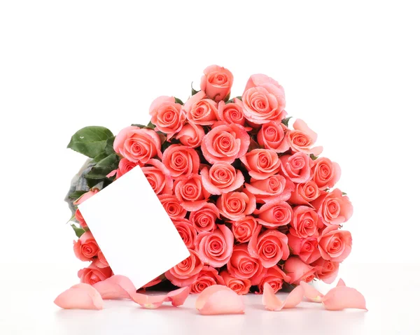 Rosas rosadas con papel de nota sobre fondo blanco —  Fotos de Stock