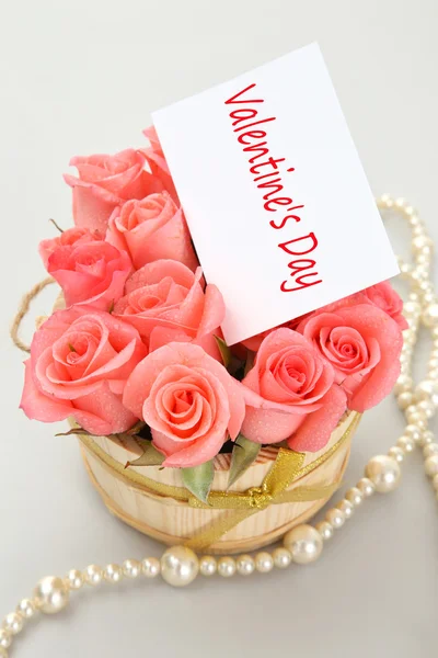 Rosas rosadas con papel de nota para el día de San Valentín — Foto de Stock