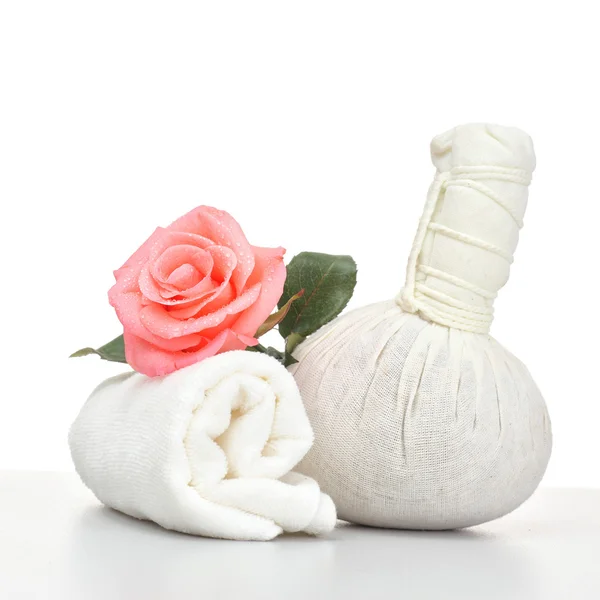 Bitkisel kompres topların spa tedavi beyaz havlu için — Stok fotoğraf
