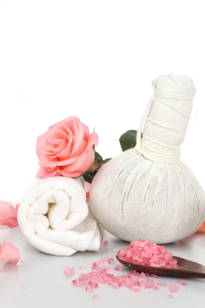 Kruiden comprimeren ballen voor spa behandeling witte handdoek, zout spa voor — Stockfoto