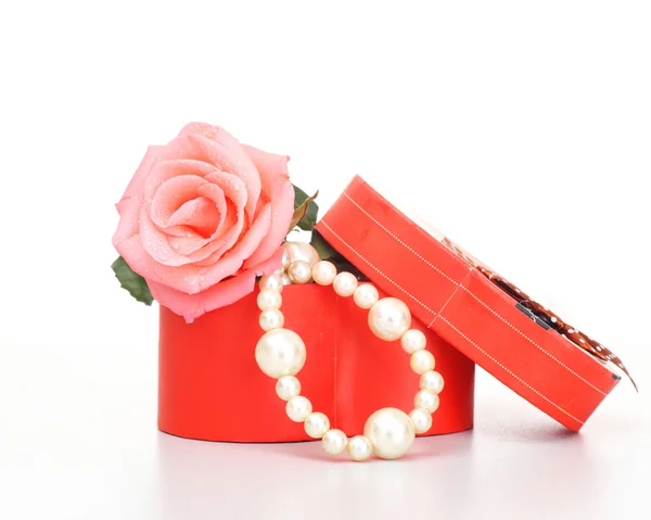 在白色背景上的粉红玫瑰打开礼品盒内的珍珠 — 图库照片
