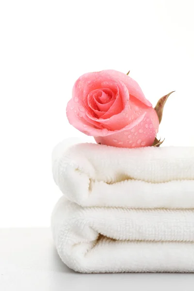 Vit rulle handduk med rosa rosor — Stockfoto